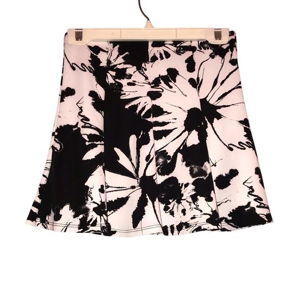 NWT Black White Floral Skater Skirt Small Pleated A-Line Mini Skirt Chic - Picture 3 of 4